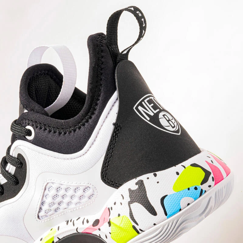 Chaussures De Basketball NBA Brooklyn Nets Enfant - SE900 MINI ME Blanc 7 Chaussures De Basketball NBA Brooklyn Nets Enfant - SE900 MINI ME Blanc – Image 5